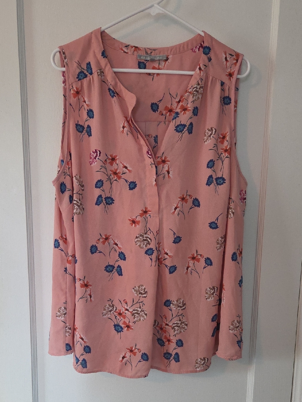 DANIELRAINN Peach Floral Sleeveless Camisole with Blue Accents